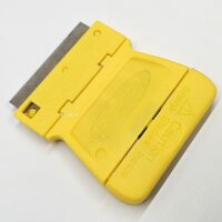 Grattoir à vitres (acheté au Canadian Tire, section peinture) Photo d'un grattoir à vitre